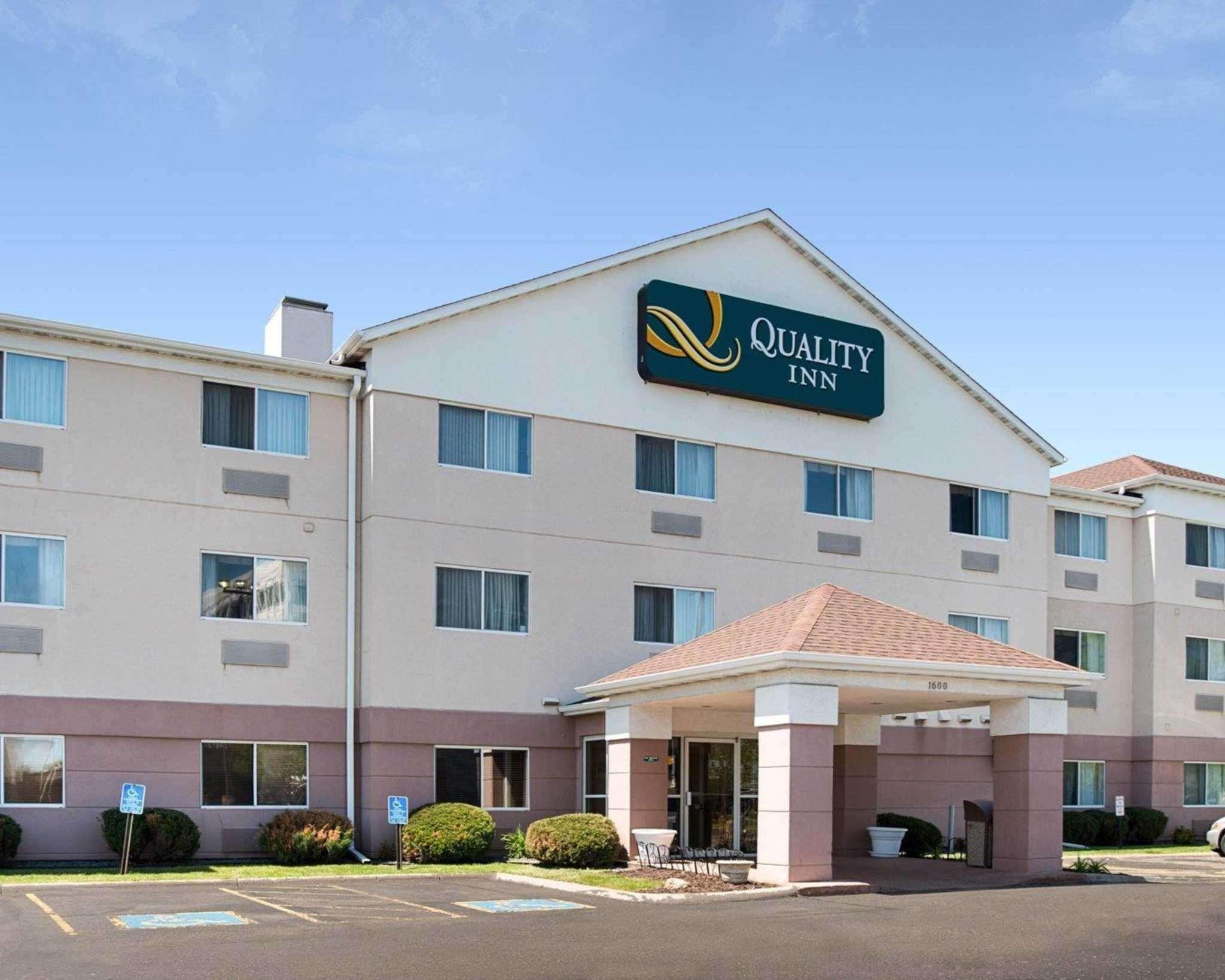 Quality Inn Бруклин-Сентер Экстерьер фото
